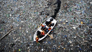 Пока экологи тщетно бились над проблемой очистки океана, этот парень сделал все за них!