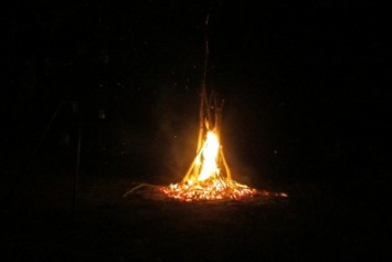 Огненная традиция. В Мариуполе прощались с летом огромным костром (ФОТО)