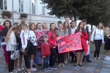Ученики третьей школы Полтавы вместе с родителями в День знаний пришли на митинг к городскому совету