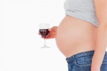 Ученые: Один бокал вина в день может вызвать бесплодие у женщины