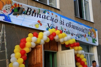 Первый звонок в одесских школах: вышиванки, веночки и деньги на АТО вместо цветов