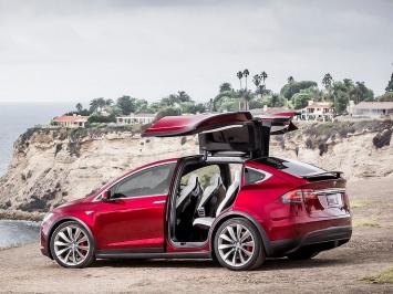 Двери Tesla Model X ломают руки и отрубают пальцы