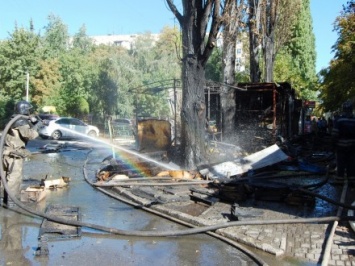 Одесские спасатели ликвидировали возгорание двух торговых павильонов