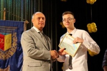 Мер Полтавы подарил студенту сертификат на 20 тысяч