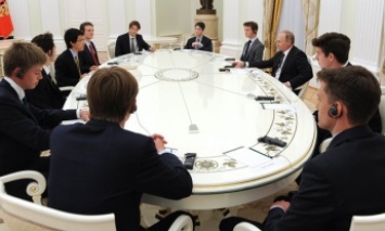 Путин провел закрытую встречу с с учащимися Итонского колледжа