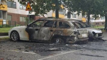 В городе на западе Швеции десятки людей в масках устраивают беспорядки