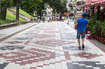 В Киеве у Золотых ворот появился тротуар-вышиванка