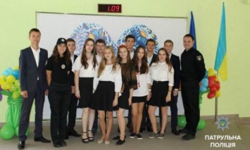 В четырех городах Украины появились школьные офицеры-полицейские