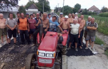 Жители закарпатского села устали ждать власть и собственноручно заасфальтировали улицы