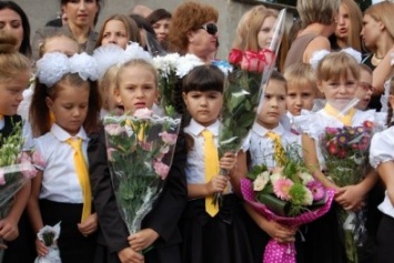 Торжественные линейки в 8 школах Симферополя прошли с участием крымских депутатов