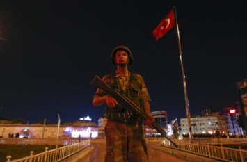 Турция уволила более 800 военнослужащих
