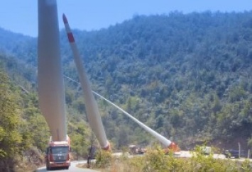 Китайцы показали, как устанавливают на горе ветрогенераторы. Самое сложное - доставить 52-метровые лопасти