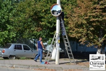 В Олешках установили первое в городе сферическое зеркало для водителей