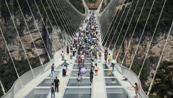 В Китае приостановил работу самый длинный в мире стеклянный мост