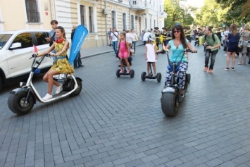 Красочный Парад колясок прошел в честь Дня города по Приморскому бульвару Одессы. Большой фоторепортаж