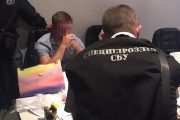 Одесского прокурора на Toyota Avalon задержали на взятке