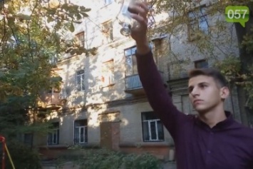 Акция от "ЦК Азов": "учебник вместо бутылки". Активисты "отлавливали" по Харькову пьющих школьников