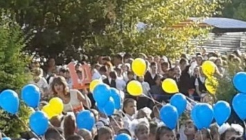 Симферопольская школа 1 сентября украсила себя цветами украинского флага