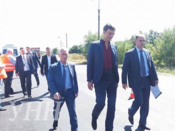 Министр инфраструктуры В.Омелян проверил ремонт дороги в Запорожской области