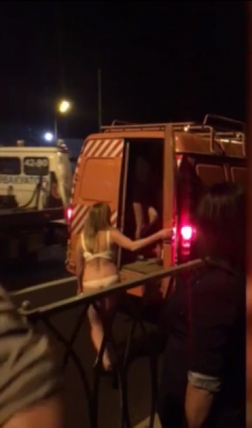 В Казани дорожный рабочий выгнал из служебного фургона обнаженных девушек