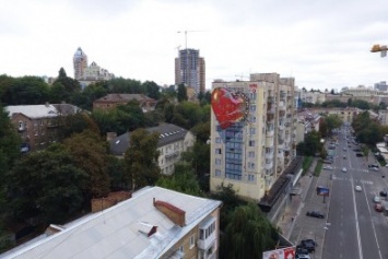 В центре Киева художник создал мурал изображающий "любовь" России к Украине