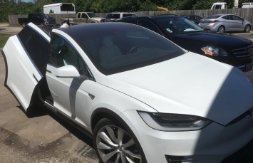 Наглядно: почему "понтовые" двери кроссовера Tesla Model X могут грозить убытками