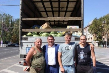 Фермеры Херсонщины отправили в зону АТО 20 тонн арбузов