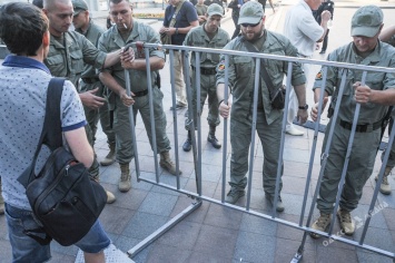 Драка в Одессе: активисты, охрана мэра и полиция (фоторепортаж)