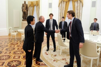 Информагентства РФ удалили фото встречи Путина и британских студентов