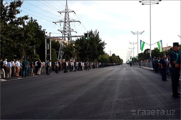 Ночью в Ташкенте тысячи жителей провожали тело Каримова на самолет
