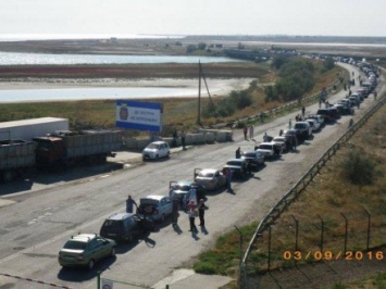 Возле "Чонгара" на админгранице с Крымом снова образовались очереди