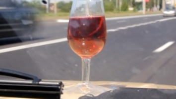 Качество ремонта дороги в Кременчуге проверили шампанским (видео)