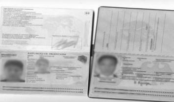 Двое мужчин пытались проехать в ЕС с поддельными паспортами
