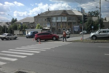 В Харькове "легковушка" снесла столб на пешеходном переходе (ФОТО)