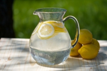 Лимонная вода: 11 потрясающих свойств