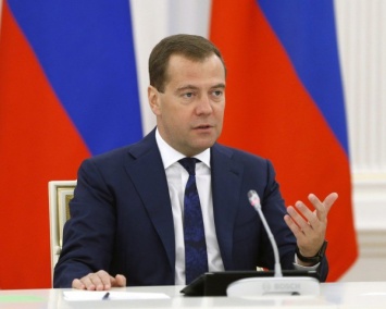 Медведев пообещал обеспечить одиноких пенсионеров лекарствами