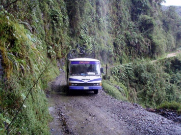 Пассажирский автобус упал в овраг в центральной части Боливии