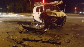 В Киеве столкнулись грузовик и микроавтобус, есть пострадавшие