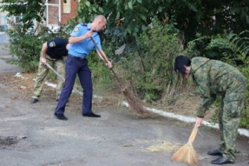 Славянские полицейские провели субботник на блокпостах