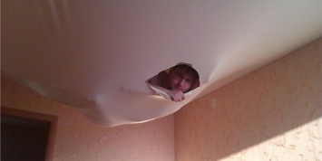 В коммунальной квартире Санкт-Петербурга сотрудники ЖКС заделали сквозную дыру в потолке фанерой