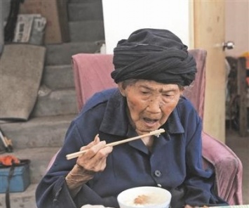 В Китае на 120-м году жизни умерла старейшая в мире женщина