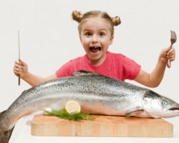 Ученые: Употребление жирной рыбы помогает детям лучше читать
