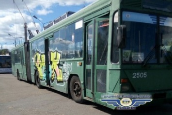 В Киеве охрану депо заставили отмывать транспорт от хулиганских граффити (ФОТО)
