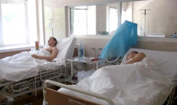 Двух тяжелораненых бойцов доставили в больницу Мечникова