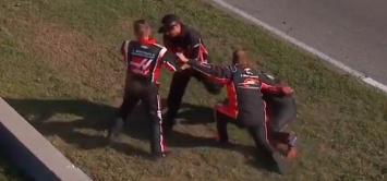 Гонщики NASCAR устроили драку после заезда