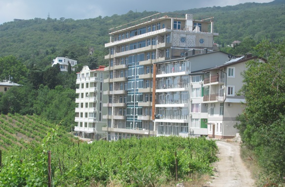 На виноградниках «Массандры» продолжают жилую застройку, а квартиры продают по 2-3 млн рублей (ФОТО)