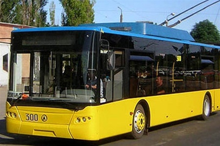 В Киеве перенесли троллейбусную остановку "Петровка"