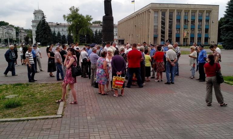 В центре Днепродзержинска дискутируют коммунисты и "правосеки"