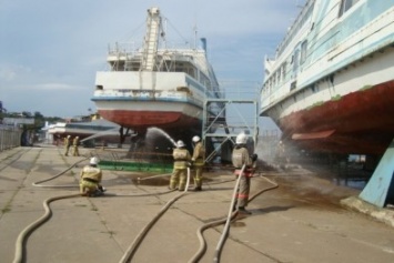 В Крыму пожарные полили водой стоявший на причале теплоход (ФОТО)
