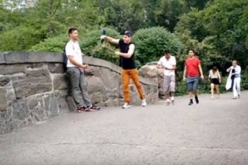 В Нью-Йорке неизвестный нападает с садовыми ножницами на любителей сделать селфи